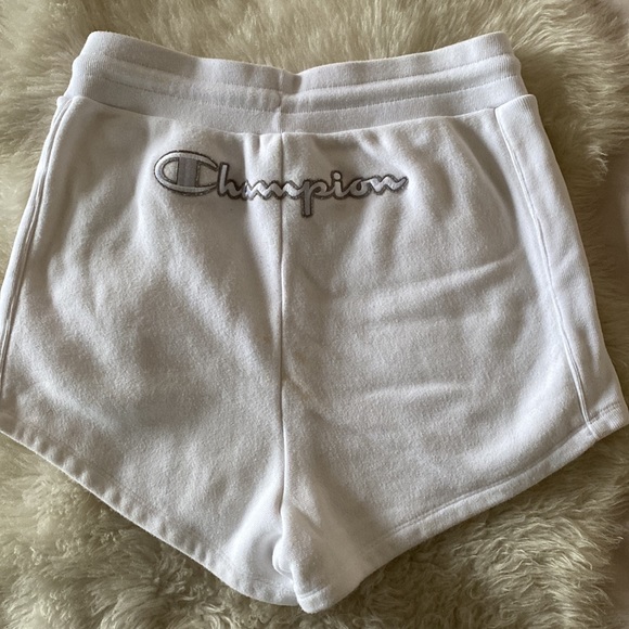 Cute comfy white Champion shorts - Picture 2 of 5